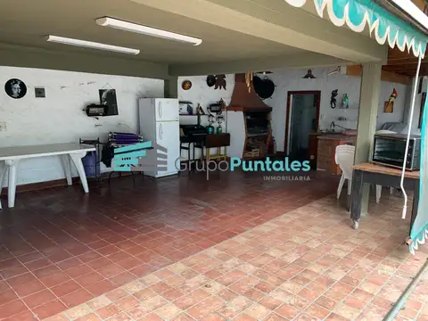 Casaquinta en Barrio La Unión en Ezeiza sobre lote de 950 m2, con 3 dormitorios más playroom y pisci
