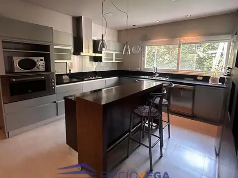 Casa 5 ambientes con 4 baños