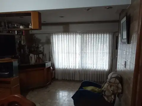 Casa seis ambientes con galpon - Sourignes 1700 Palomar