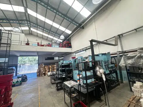 Galpon en Venta 34  mts Fondo