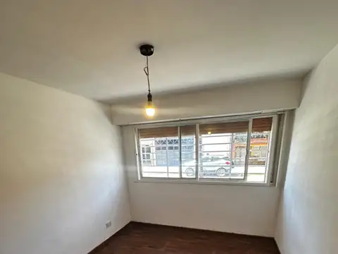 1 De Mayo 1700, Piso PB