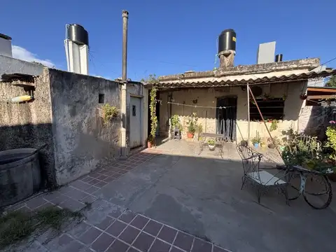 Casa interna con lote de 222 m2 centrico con edificación a refaccionar o demoler.