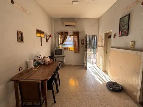 Casa interna con lote de 222 m2 centrico con edificación a refaccionar o demoler.