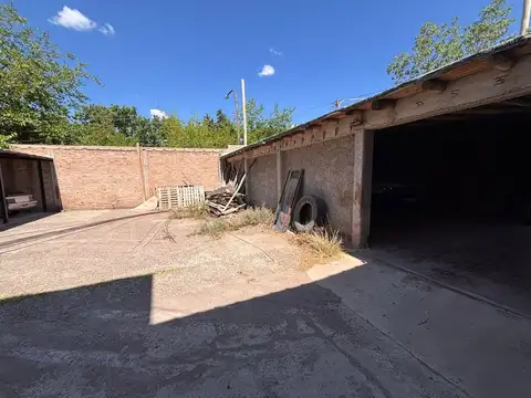 LOTE CON COCHERAS EN BARRIO LA FLORESTA GUAYMALLÉN