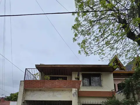 Casa 4 ambientes con 3 baños en Villa Ballester