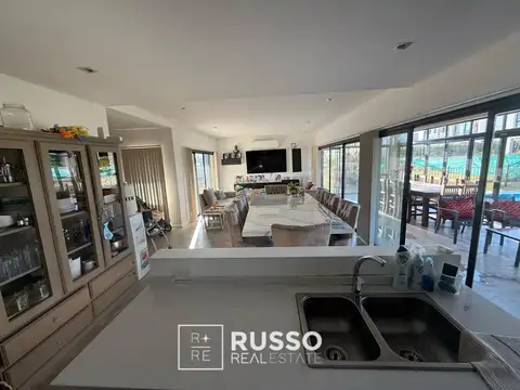 Casa en Venta con 2 cocheras