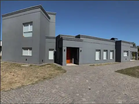 Casa en venta - 3 dormitorios 2 baños - pileta y parrilla - 922mts2 - Lujan