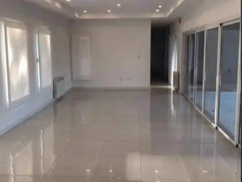 Casa 6 ambientes con 2 baños