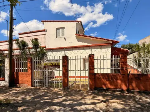 Casa en venta c/ cochera en La Liguria