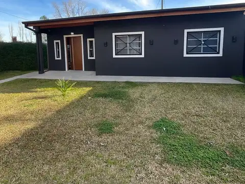 CASA 4 AMB. CON PILETA EN BARRIO SEMI CERRADO