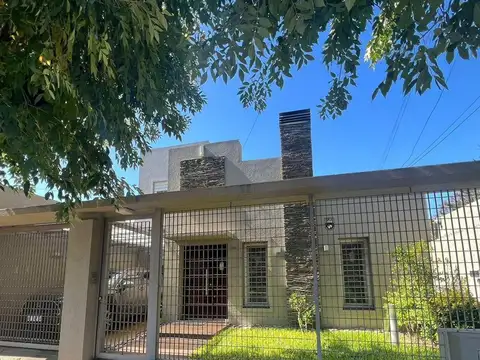 CASA, tipo PH, de cuatro ambientes en venta. Castelar norte.