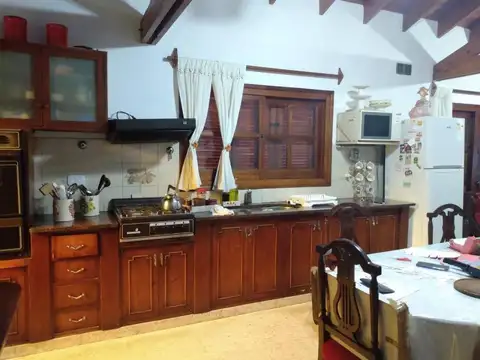 Casa 8 ambientes con 4 baños