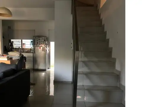 Depto Tipo Casa 3 ambientes con 2 baños