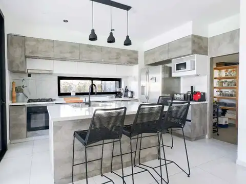 Casa en Venta con 2 cocheras