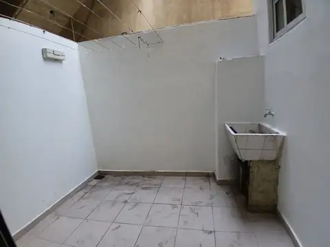 Departamento tipo casa. Dos ambientes y patio sin expensas.