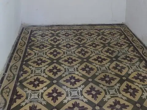 Casa a reciclar al frente sobre calle Cafferata. Apto comercial