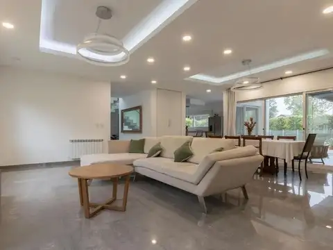 Casa 5 ambientes con 4 baños