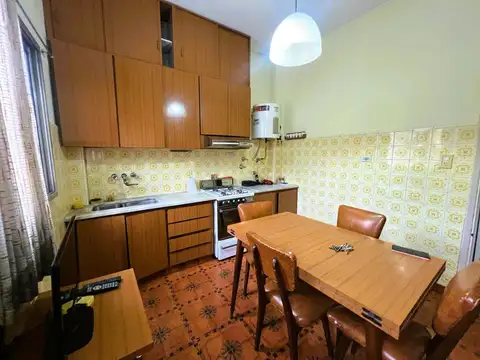 CASA EN VENTA 4 AMB EN RAMOS MEJÍA CON  PARQUE
