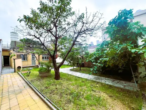 CASA EN VENTA 4 AMB EN RAMOS MEJÍA CON  PARQUE