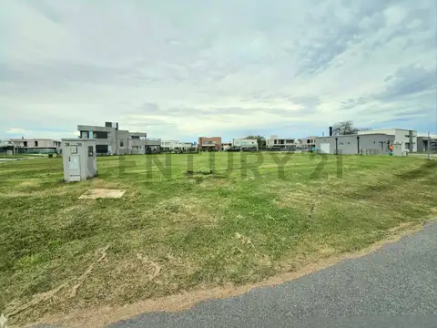 Venta Lote de 902 m² con amplio frente y fondo verde – Greenville Polo Resort, Hudson