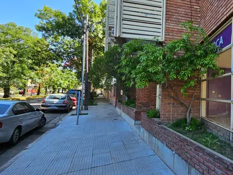 Amplio Local en Esquina