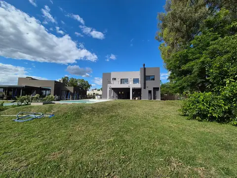 Casa en Venta con 2 cocheras