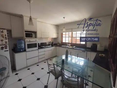 VENTA Exclusiva Casa de tres plantas, pileta, quincho en Alejandro Centeno