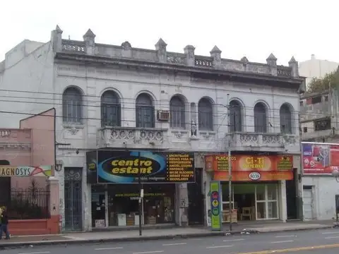 TIPO CASA DE 5 AMBIENTES EN FLORESTA