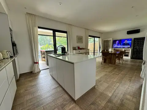 Casa 5 ambientes con 3 baños