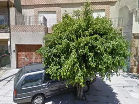 EN VENTA EN CASEROS CASA EN DOS PLANTAS DE 4 AMBIENTES, 2 BAÑOS; CUENTA CON GARAGE - FICHA 6558