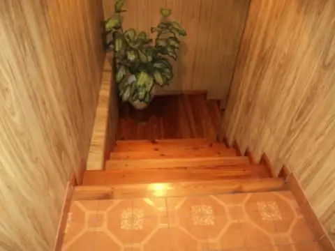 EN VENTA EN CASEROS CASA EN DOS PLANTAS DE 4 AMBIENTES, 2 BAÑOS; CUENTA CON GARAGE - FICHA 6558