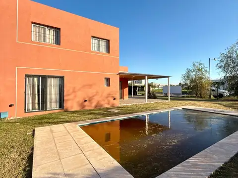 Casa en Funes norte - apto credito - apto uso comercial - Pileta -