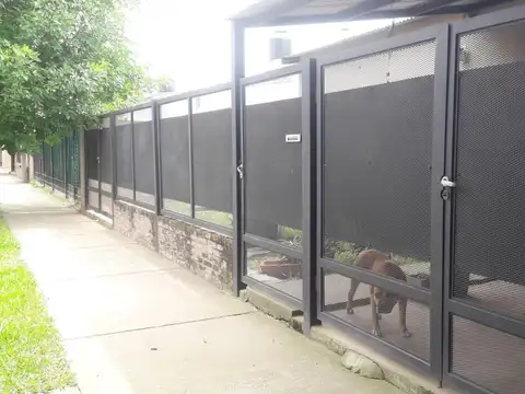 CASA DE 2 DORMITORIOS CON PATIO VERDE ZONA  A. DEL VALLE.