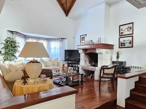 CHALET DE CATEGORIA  4 AMB. 300 M2. - PARQUE LURO