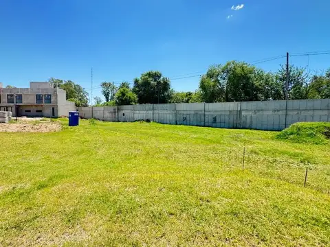 VENTA Terreno zona sur frente claros del bosque