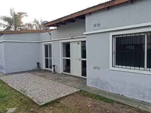 EN ALQUILER CASA DE 2 DORMITORIOS CON PILETA EN ROLDAN 