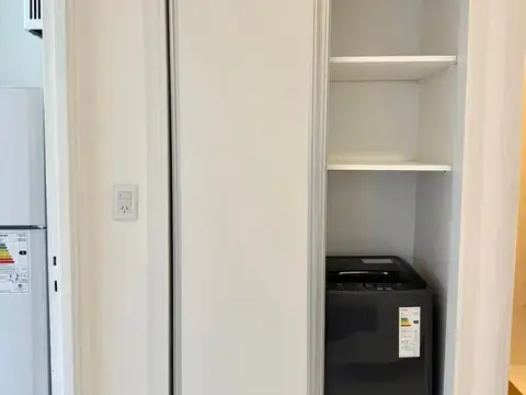 Departamento de un ambiente al frente con balcón, reciclado, Corrientes 1900