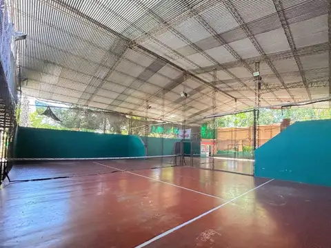 Gran tinglado con Canchas de padel en Jose c paz