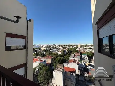 Venta 2 ambientes luminoso Monte Castro con cochera y baulera