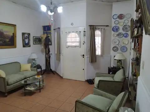 CASA 3 AMBIENTES CON COCHERA PARA 2 AUTOS Y PATIO