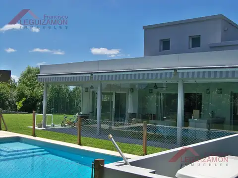 BARRIO LOS ROBLES - 991m2 - PISCINA - JARDIN PARQUIZADO - PARRILLA