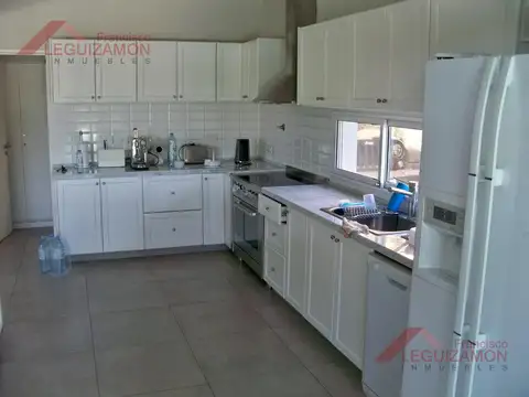 Casa 4 ambientes con 3 baños