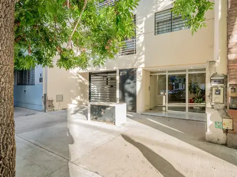 Luminoso semipiso 2 amb. con balcón y cochera fija