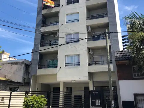 DEPARTAMENTO 2 AMBIENTES CON COCHERA DESCUBIERTA Y BALCÓN -