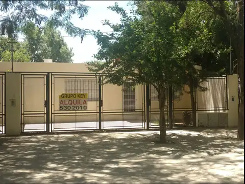 "VENTA FISHERTON 2 CASAS DE FRENTE COCHERA PATIO U$S50.000 PARRAVICINI 8860"