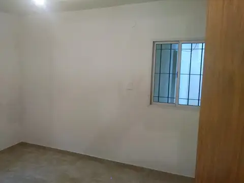 "VENTA FISHERTON 2 CASAS DE FRENTE COCHERA PATIO U$S50.000 PARRAVICINI 8860"