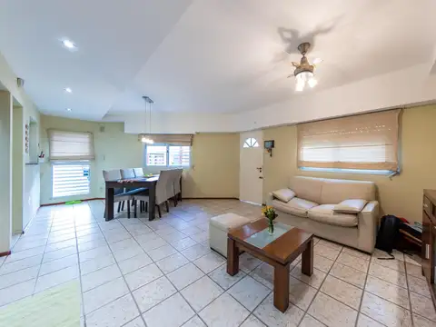Casa 5 ambientes con 2 baños