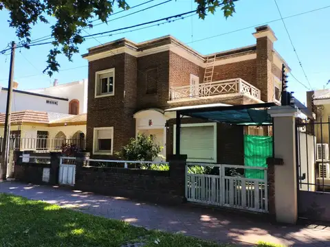 VENTA AMPLÍSIMA CASA EN EL CORAZÓN DE ALBERDI