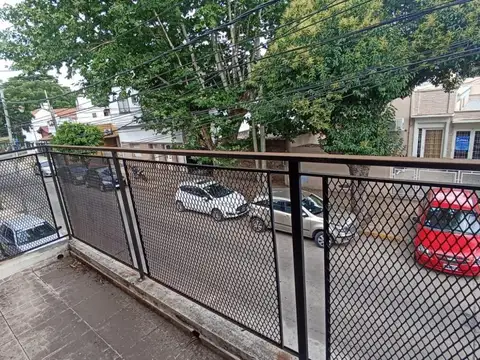 CASA 4 AMBIENTES C/GARAGE-PATIO - Permuta por Dpto.