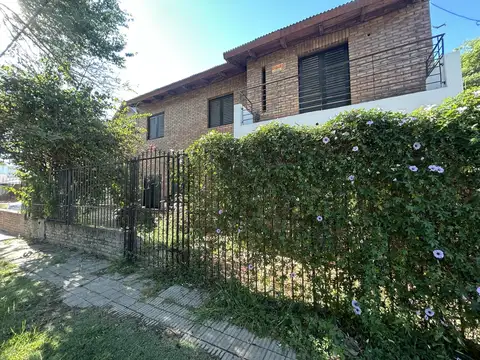 Casa en alquiler en barrio Fisherton de dos dormitorios desarrollada en dos plantas